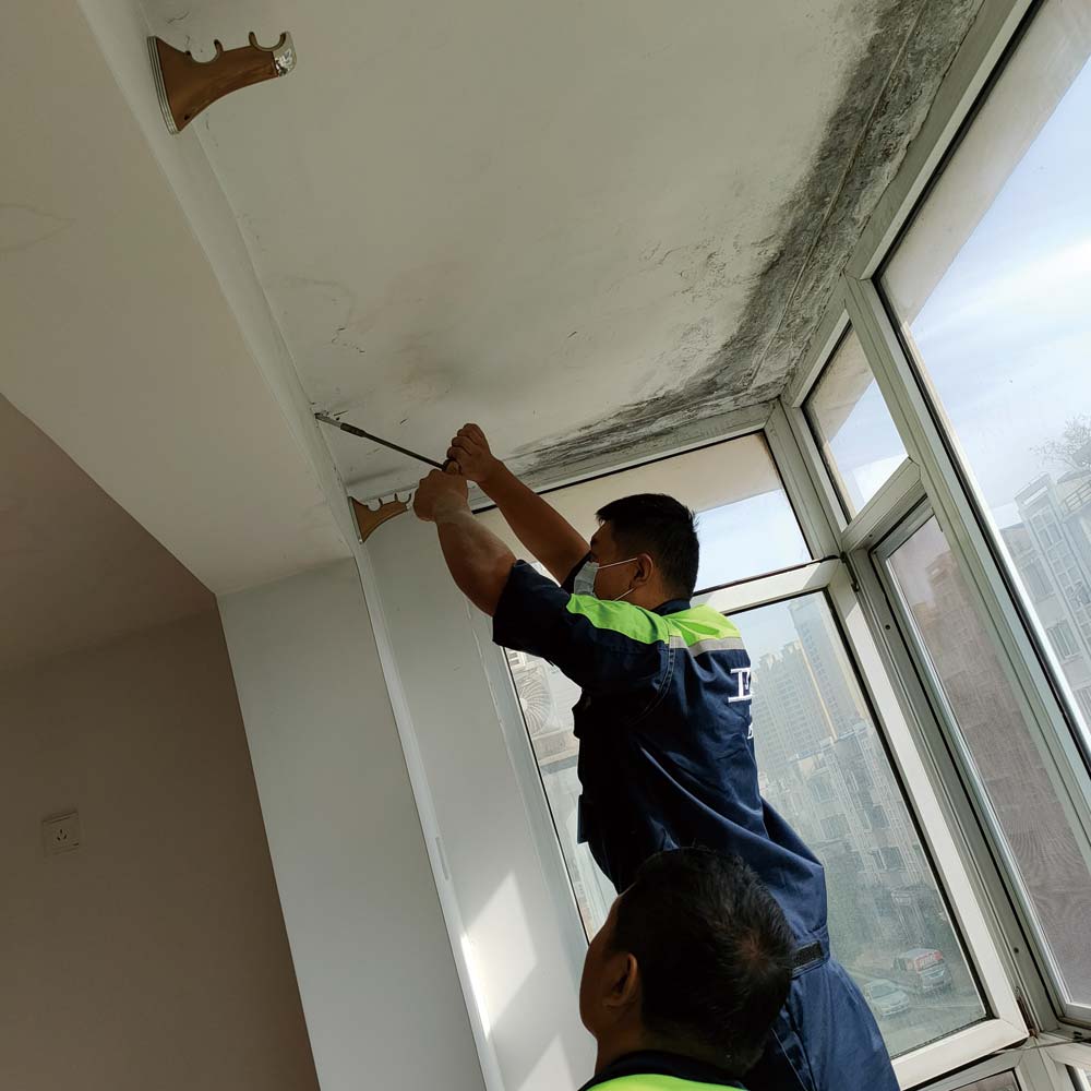 窗口渗水发霉维修