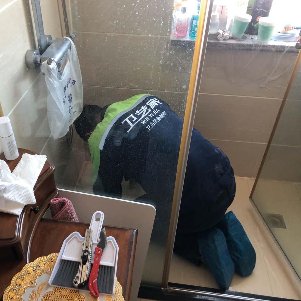 卫生间漏水到楼下维修